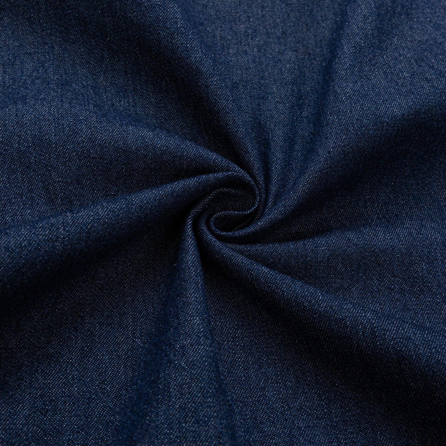 Közelkép egy elegáns sötét kék farmer ingről