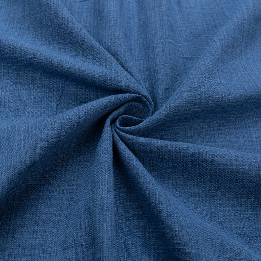 Közelkép egy kék Canary lenvászon ingről