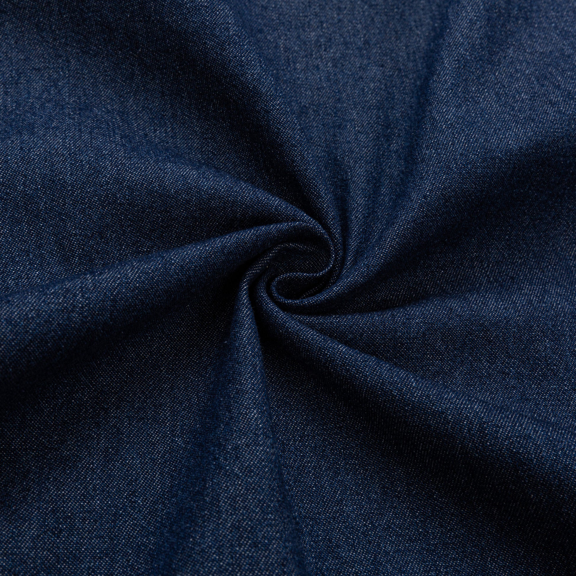 Közelkép egy elegáns sötét kék farmer ingről