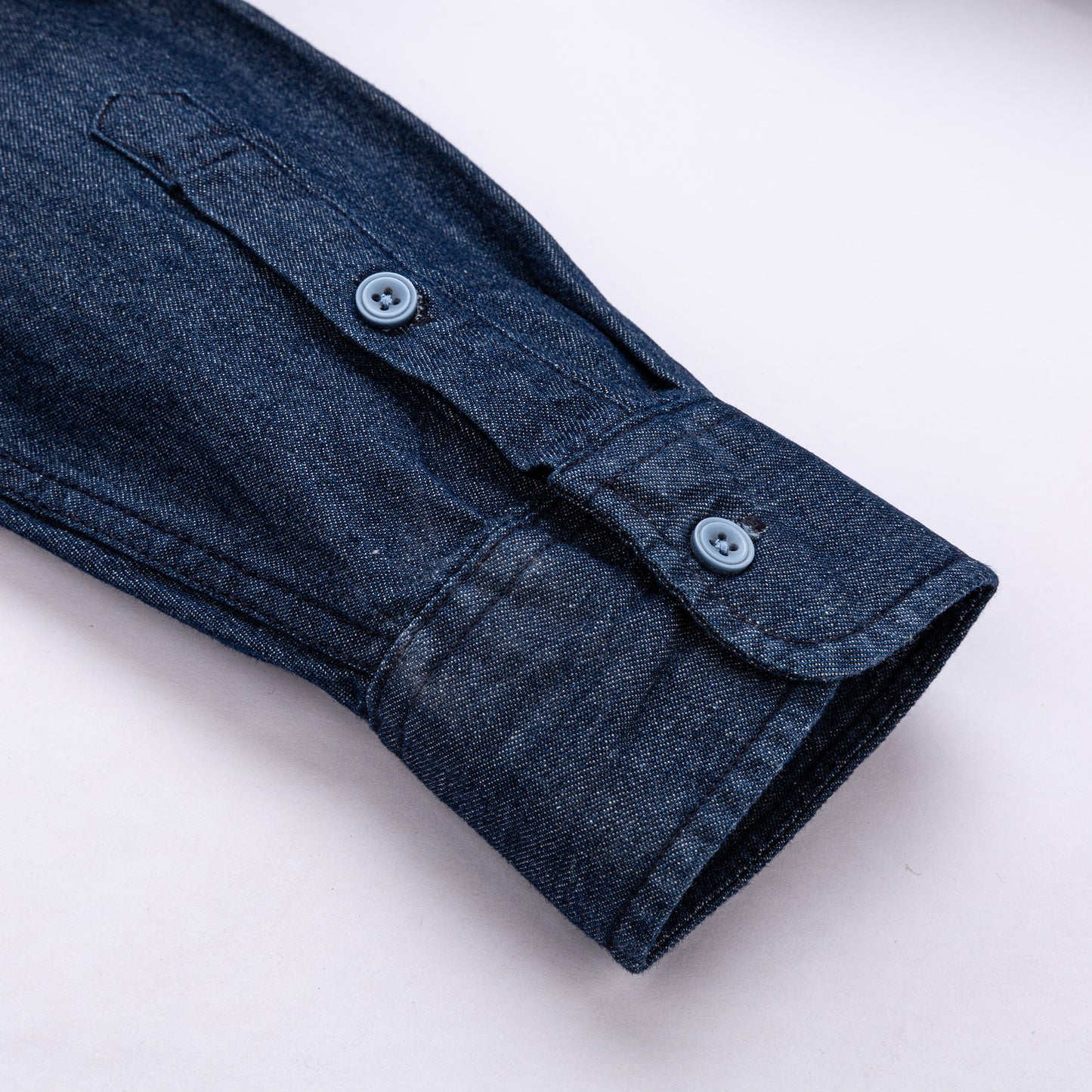 Közelkép egy elegáns hosszú ujjú ingről