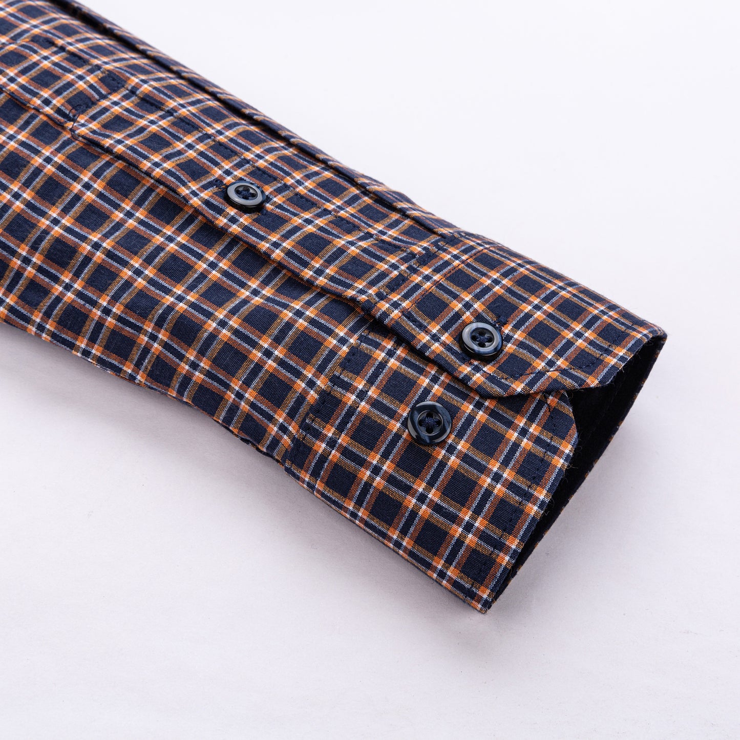 Közel ujjkép egy Canary elegáns kockás ingről