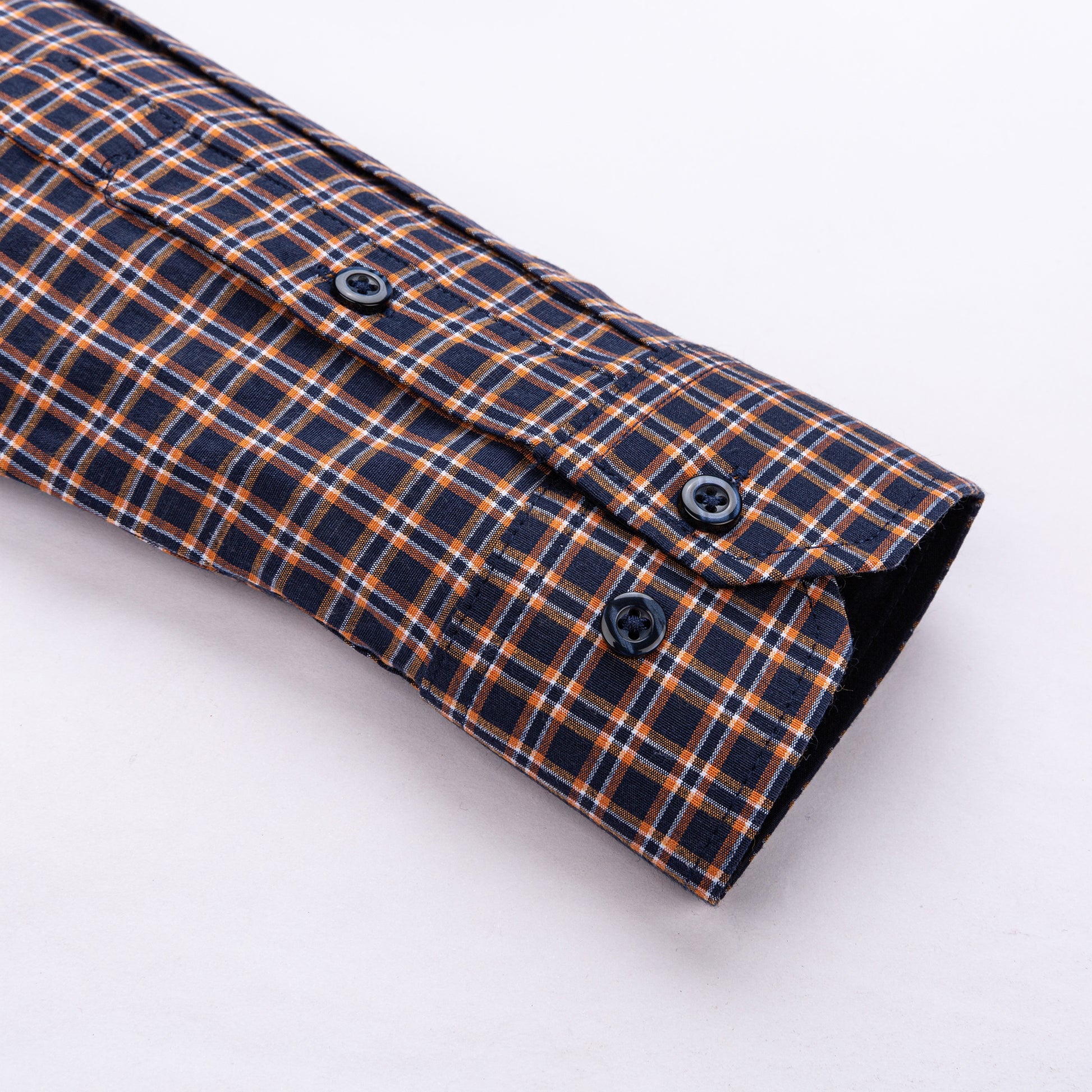 Közel ujjkép egy Canary elegáns kockás ingről