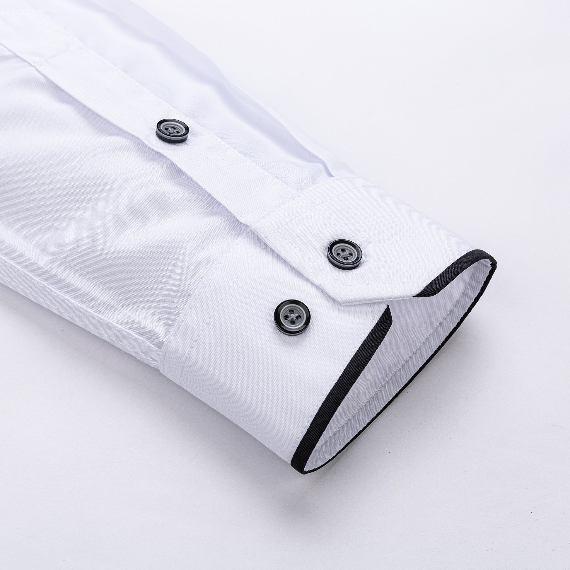 fehér ing fekete mandzsetta részlet