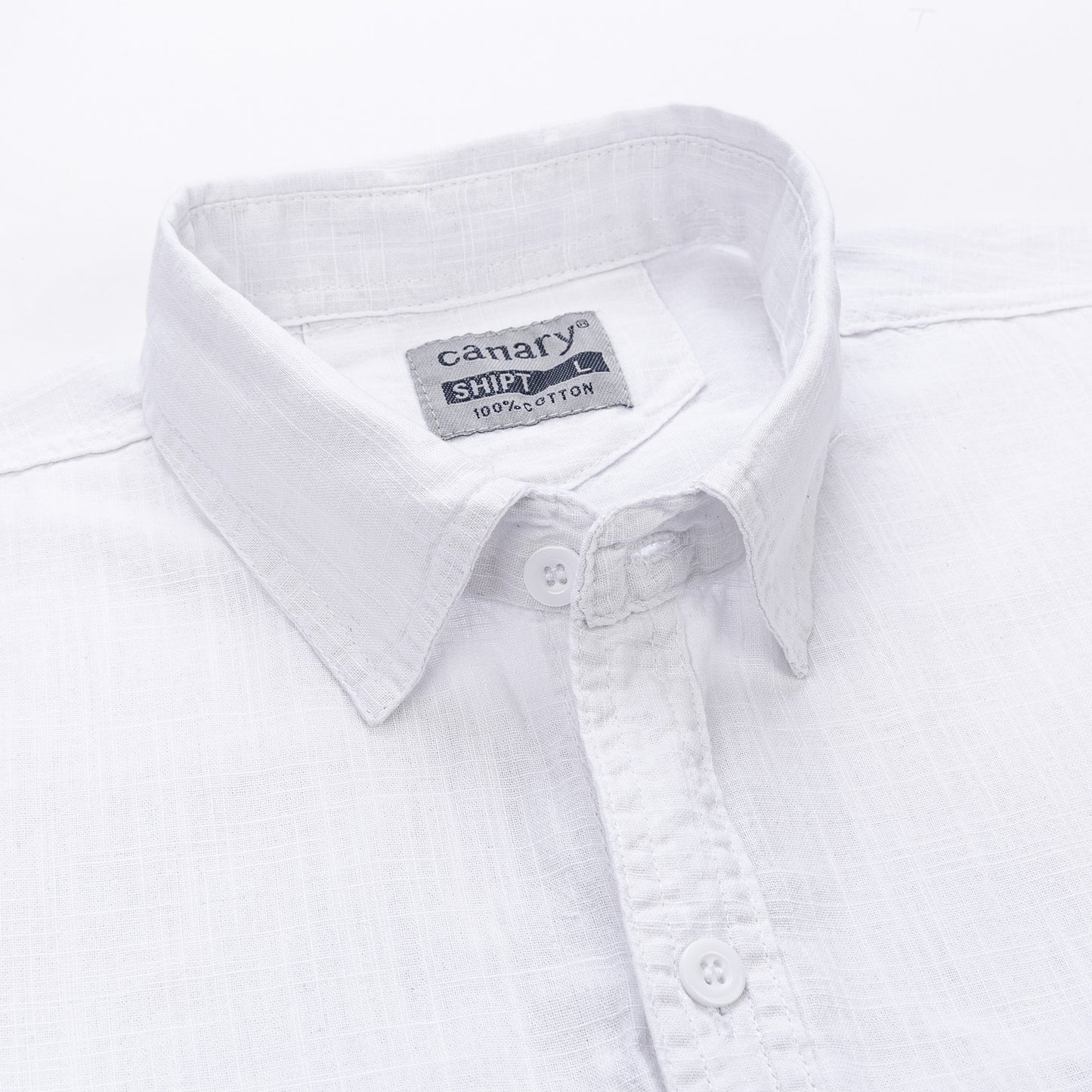 Közelkép egy elegáns fehér lenvaszon ingről