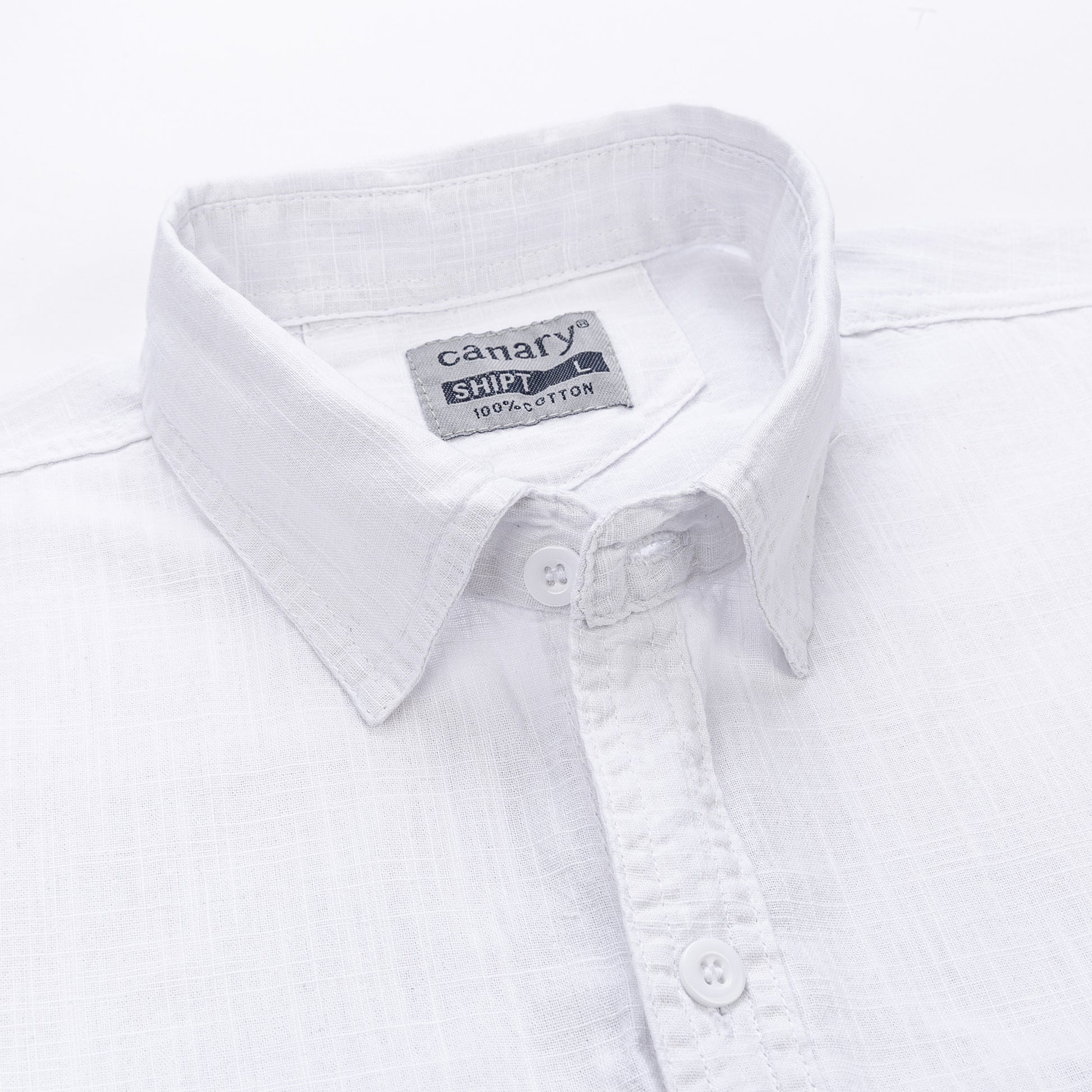 Közelkép egy elegáns fehér lenvaszon ingről