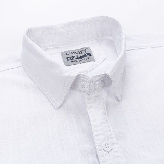 Közelkép egy elegáns fehér lenvaszon ingről