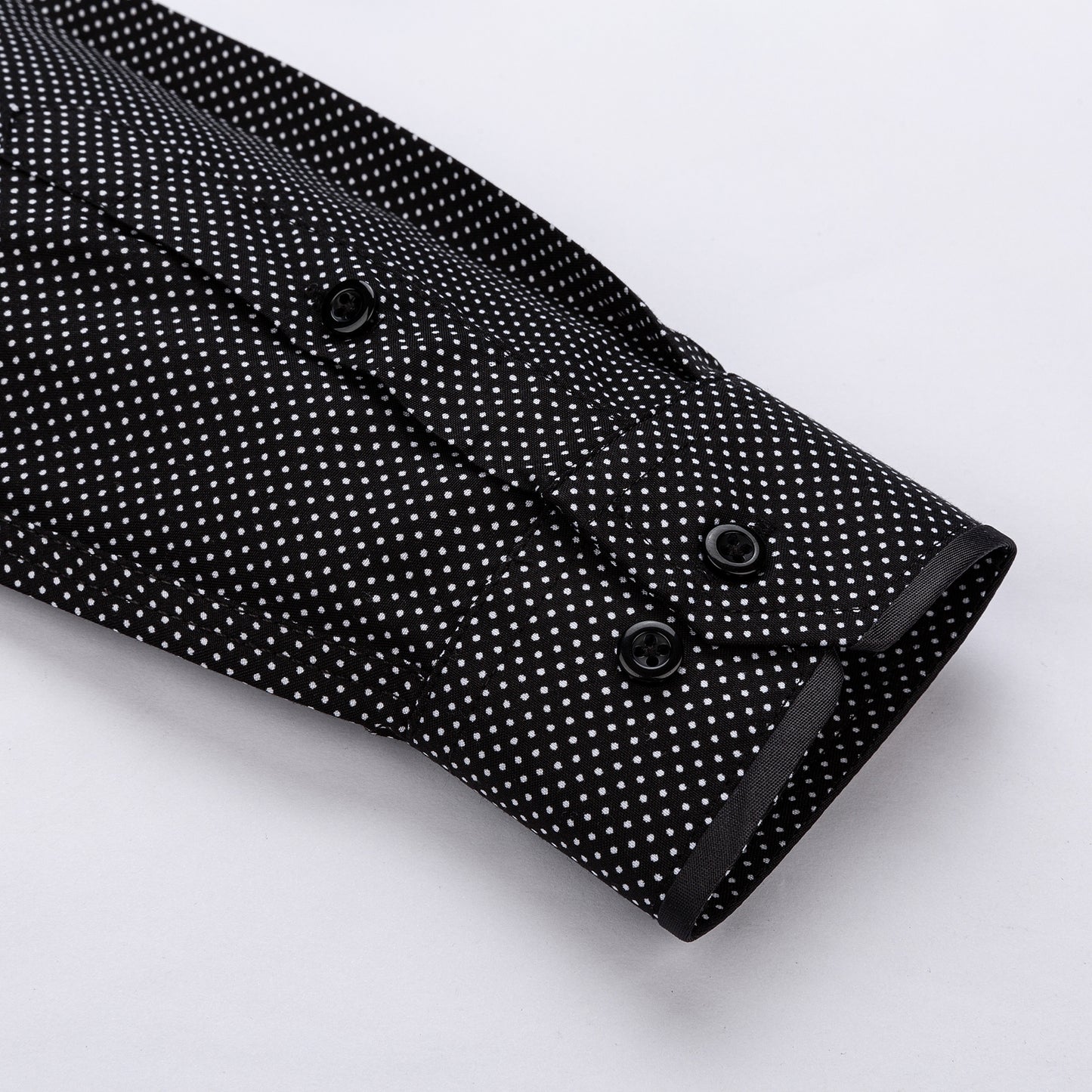 fekete pöttyös férfi ing mandzsetta részlet