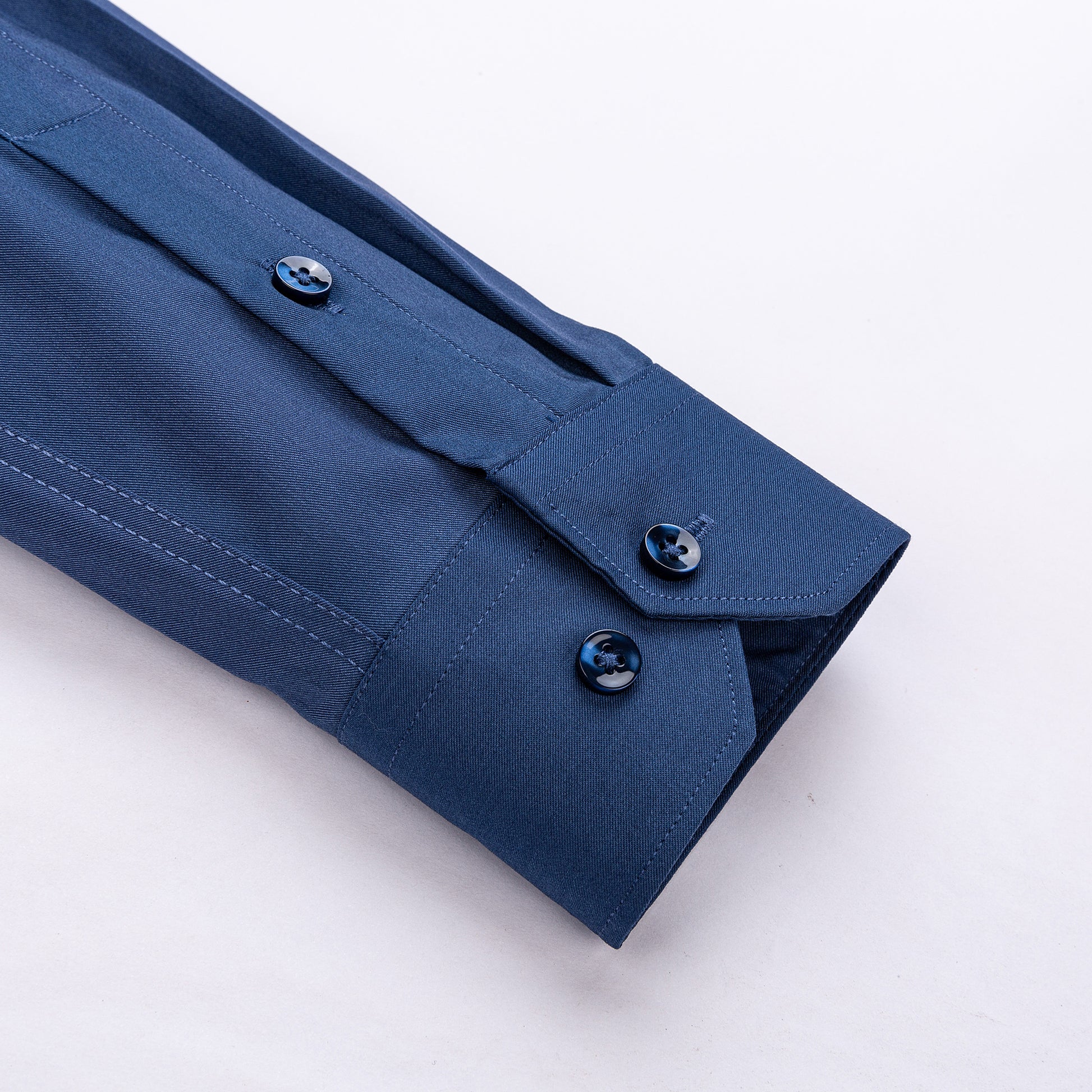 Hosszú ujju sötétkék férfi inget prémium rugalmas anyagból, selymes tapintással.