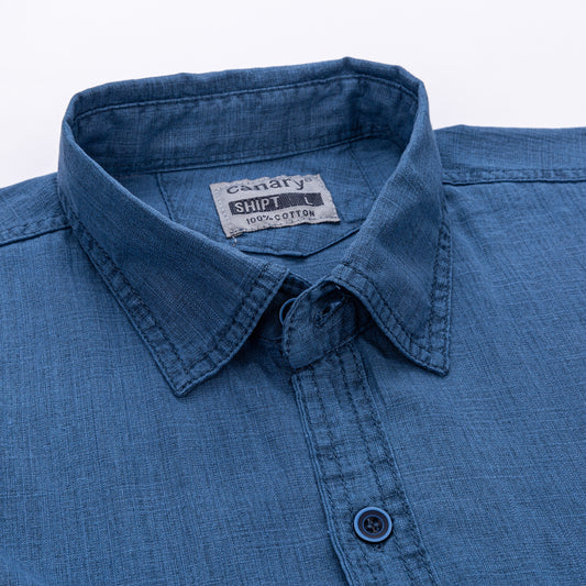 Ez egy közelkép férfi lenvászon kek ingről