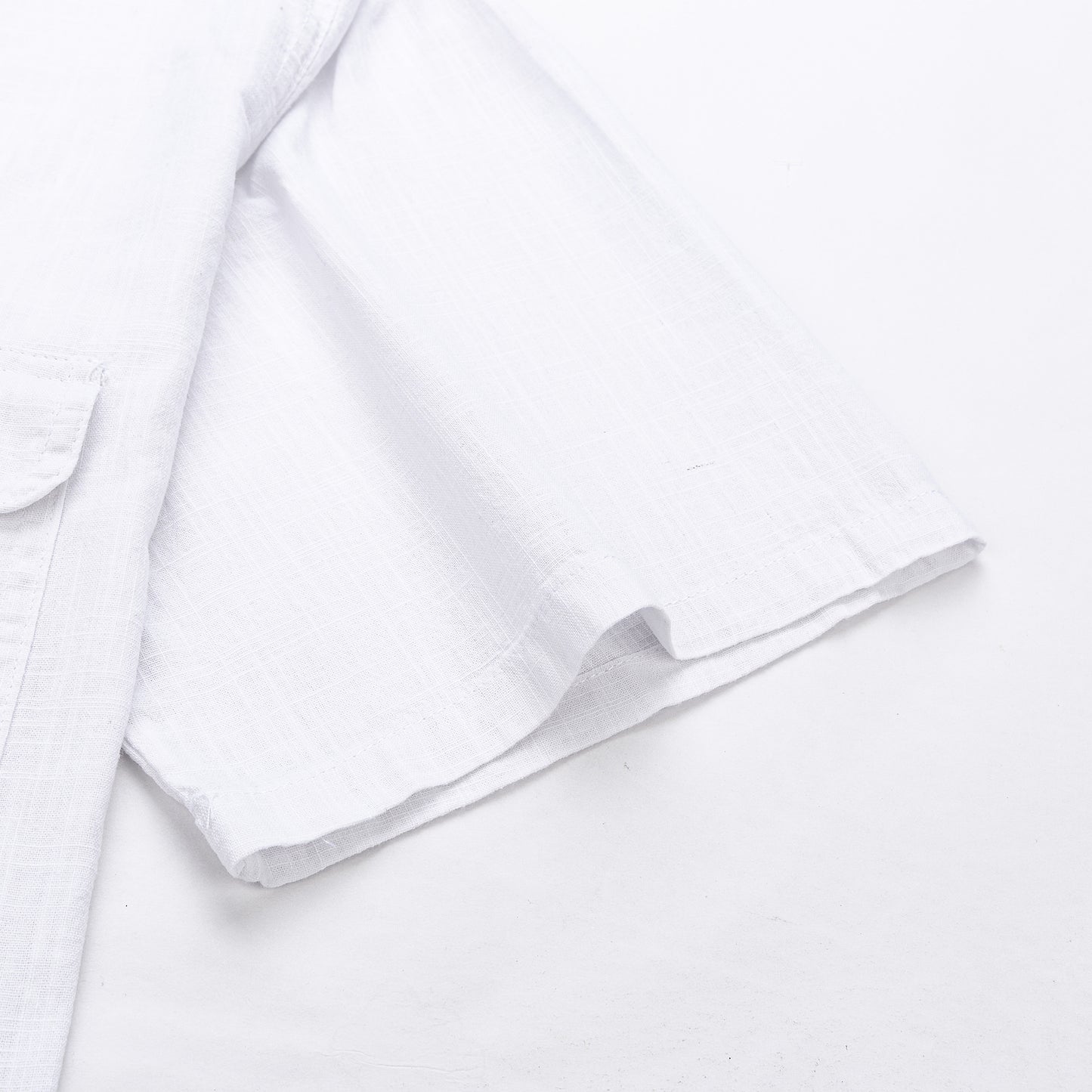 Ujj közelkép egy fehér lenvászon ingről