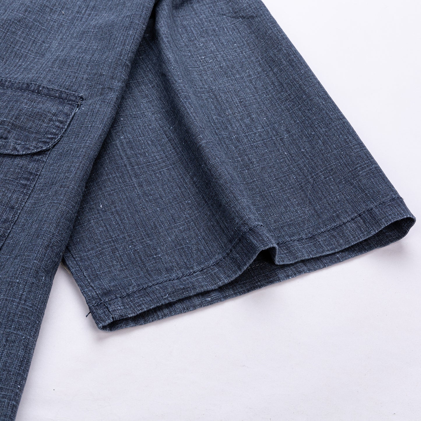 Közelkép egy sötét lenvászon rövid ujjú ingről